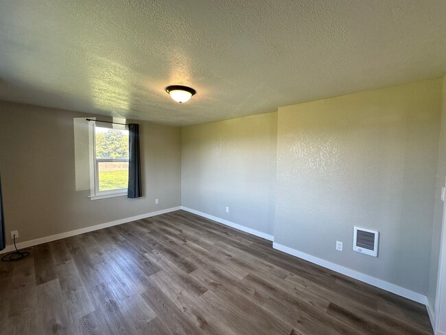 Building Photo - $500 OFF Move in Costs!!