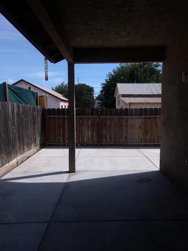 Building Photo - Huge 4-bedroom single story home