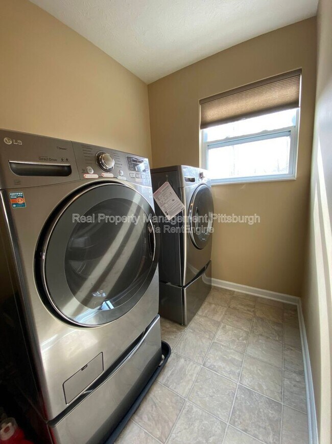 Building Photo - 449 Beech Dr