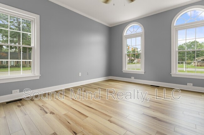 Building Photo - 933 Beechwood Dr