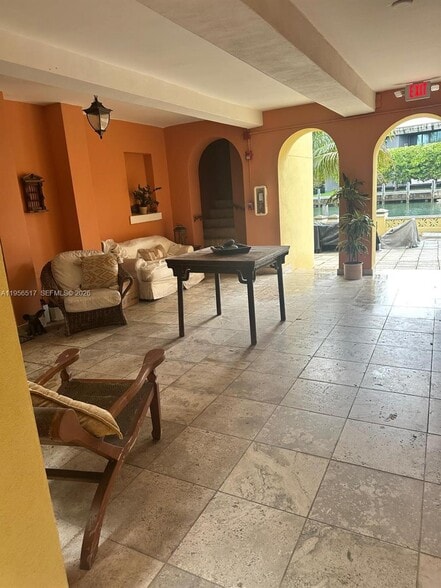 Building Photo - 4812 Pine Tree Dr