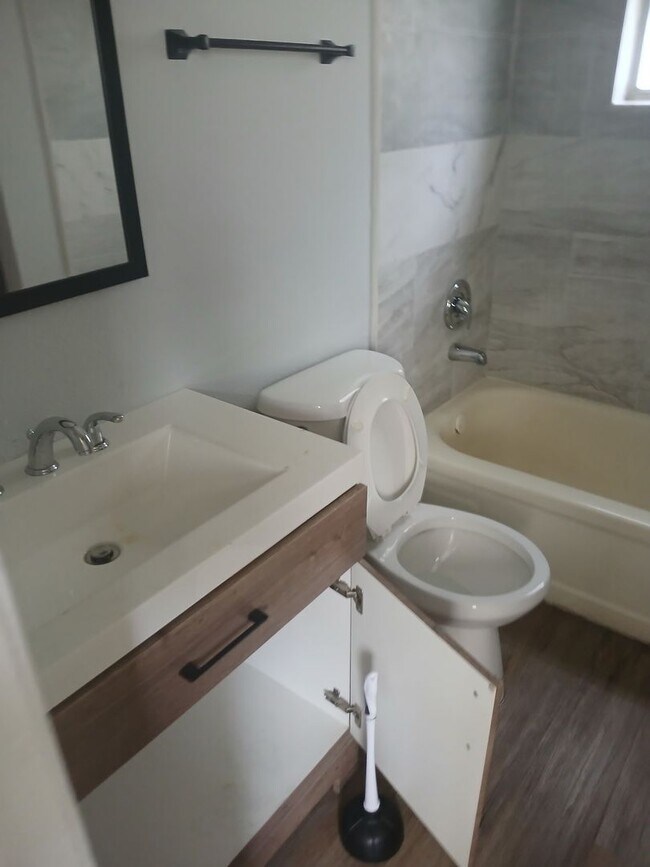 Building Photo - Renovated one bedroom with dog area heart of Tampa near veterans hospital and USF
