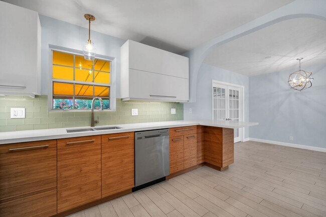 Building Photo - Beautiful home in quiet neighborhood
