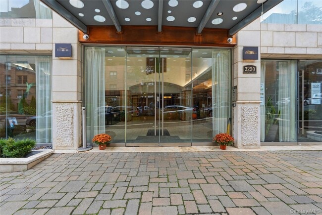 Building Photo - 3220 Arlington Ave