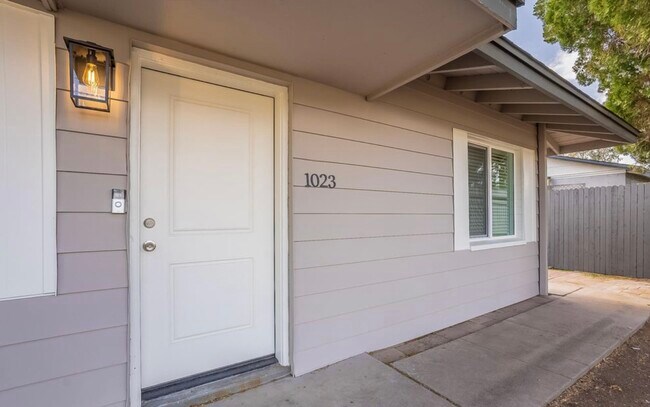 Building Photo - 1023 E Mariposa St