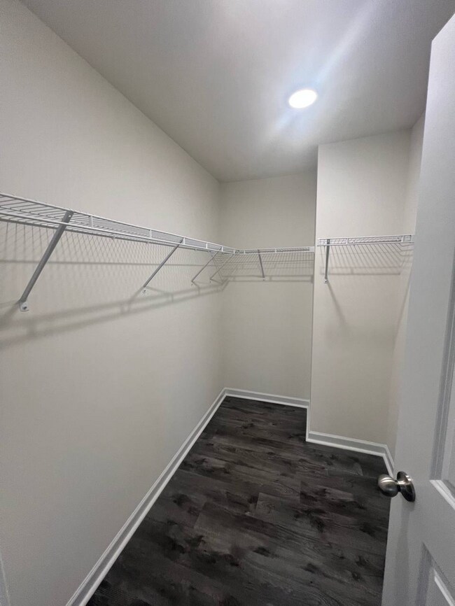 Building Photo - 1064 W Bank St