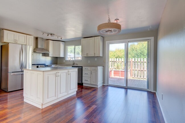 Building Photo - 634 N El Mirador St