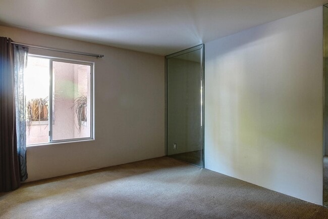 Building Photo - Lovely ground floor unit at the incredible El Escorial! Santa Barbara:)