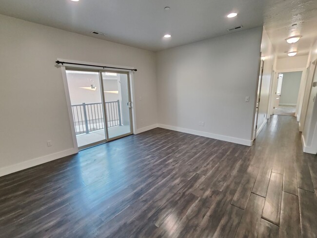 Building Photo - Charming 3-Bed, 2-Bath Condo - Two Weeks F...