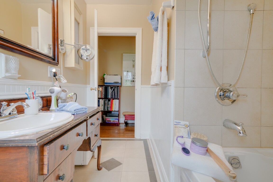 Building Photo - 1001 Grandview Dr