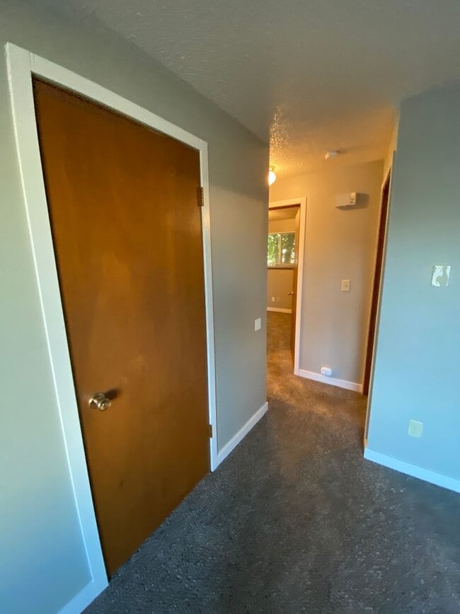 Building Photo - YAK017