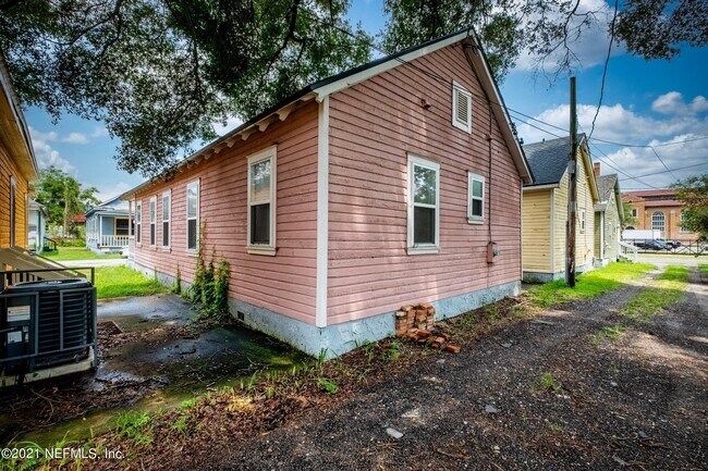 Building Photo - 1945 Redell St