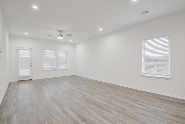 Building Photo - 1055 Llano Trl
