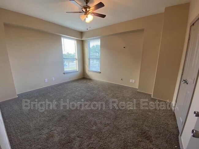 Building Photo - 3625 Valley Vista Dr