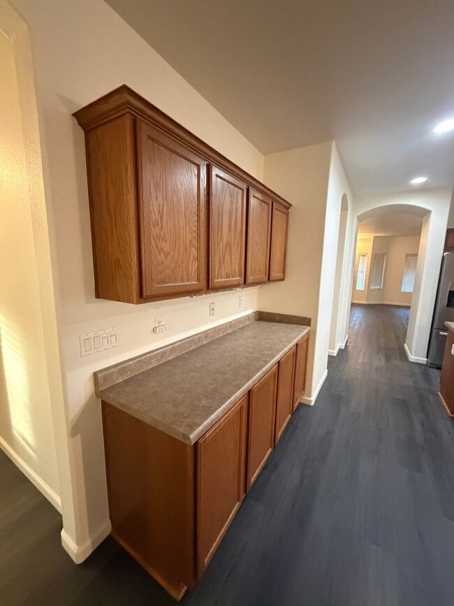 Building Photo - Welcome home to this meticulously maintained property in desirable Sun Groves Subdivision!