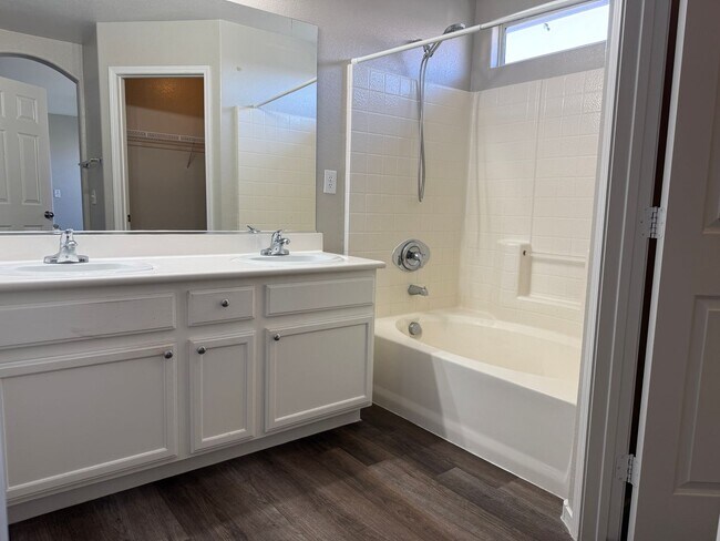 Building Photo - 4bd/2.5bath House