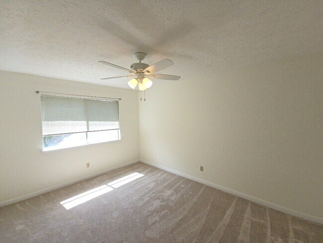 Building Photo - 2502 Fairwind Dr