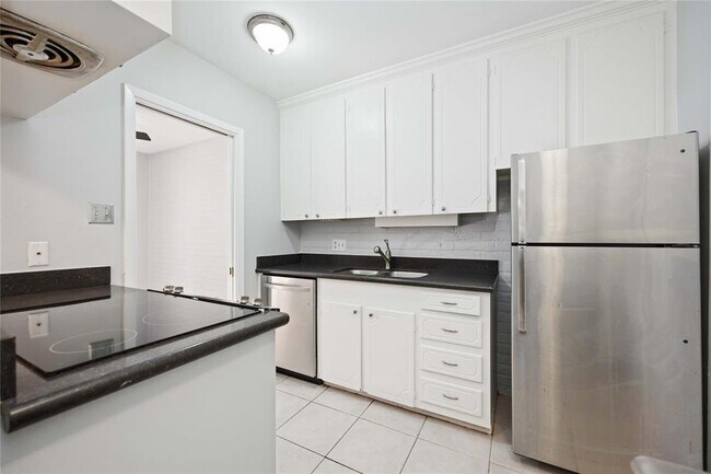 Building Photo - 2822 Briarhurst Dr