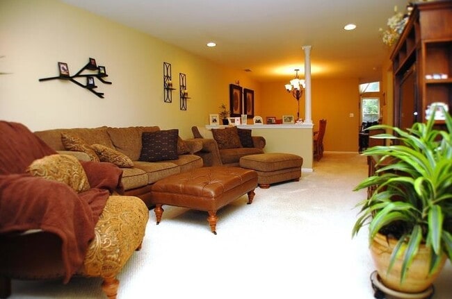 Building Photo - 4 Pond Hollow Dr