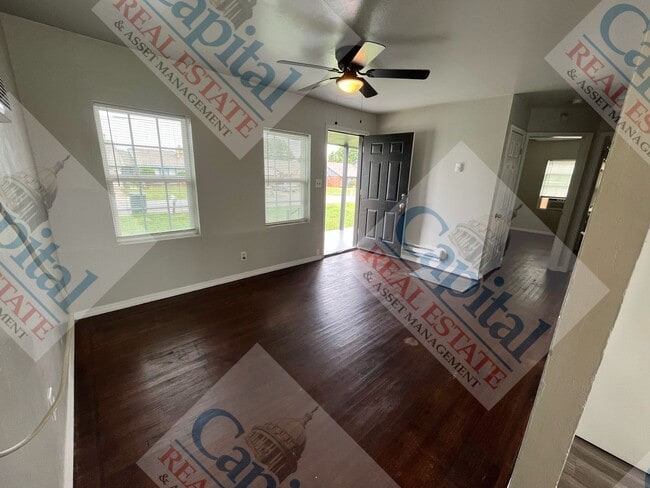 Building Photo - Charming 2 Bedroom w/ Move in Special