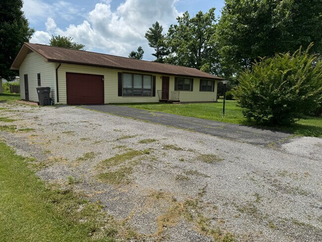 Building Photo - 102 Oaklawn Cir