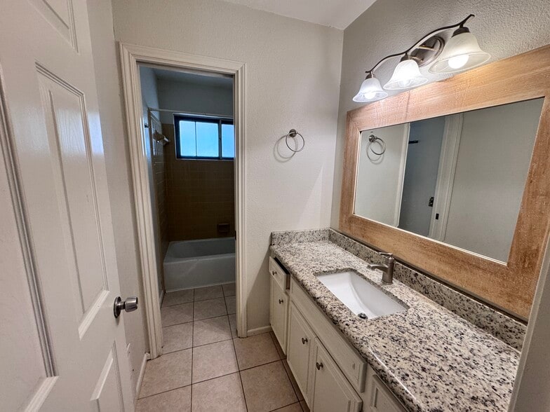 Upstairs Bathroom - 6106 Vance Jackson Rd