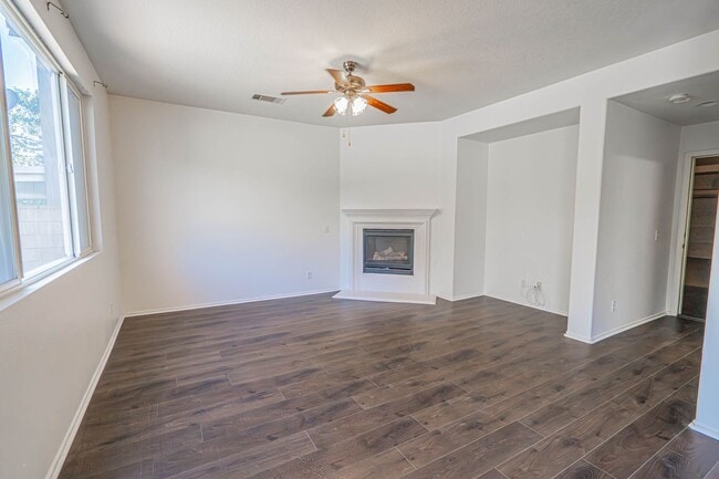 Building Photo - Charming 3-Bedroom Home with a Big Backyar...