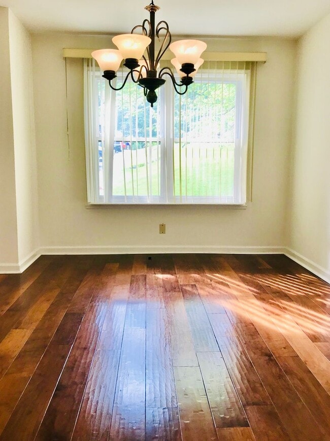 Building Photo - Beautiful 3-Bed/2.5-Bath Townhome in Aston...