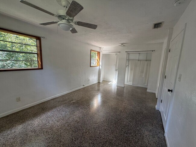 Building Photo - Welcome to this spacious 3-bedroom, 2-bath...