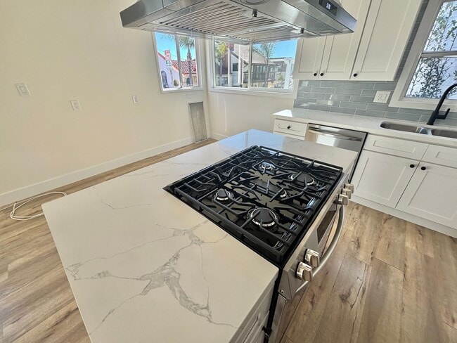 Building Photo - Fully Renovated 2bd/1ba! Just a block from...