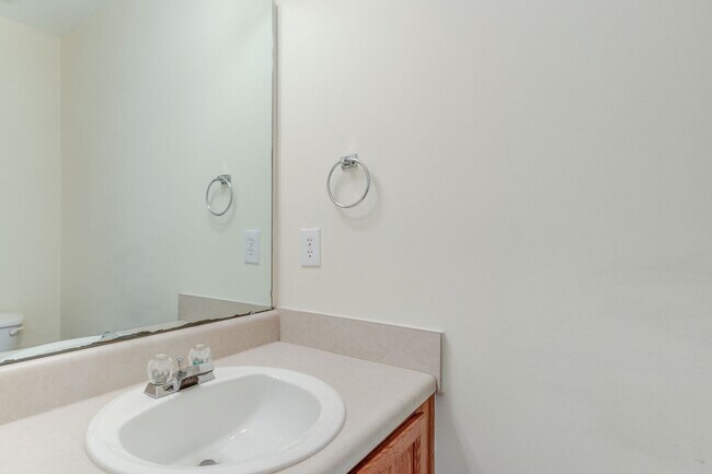 Building Photo - 3 Bedroom Townhouse in Wakefield with 1 Ca...