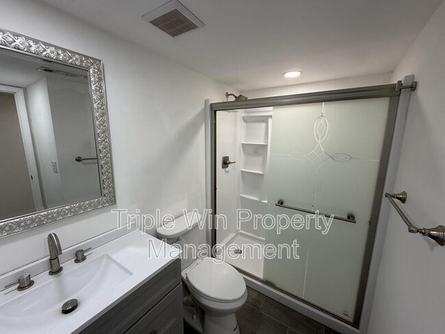 Building Photo - 1332 Langholm Dr