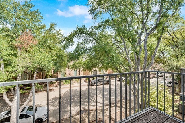 Building Photo - 5990 Lindenshire Ln