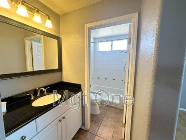 Building Photo - 851 Knollwood Dr