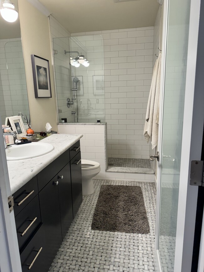 master bathroom - 912 Monterey Blvd