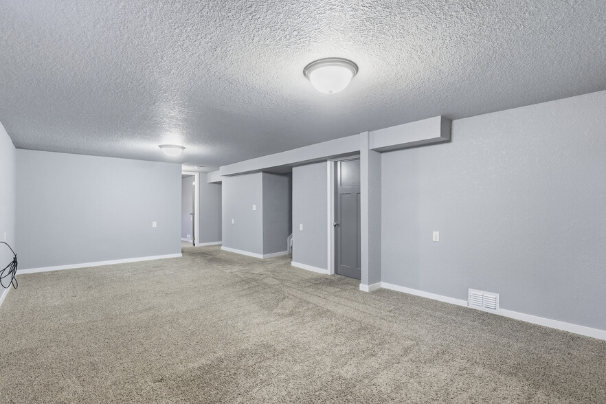Building Photo - 2104 Prairie Ave