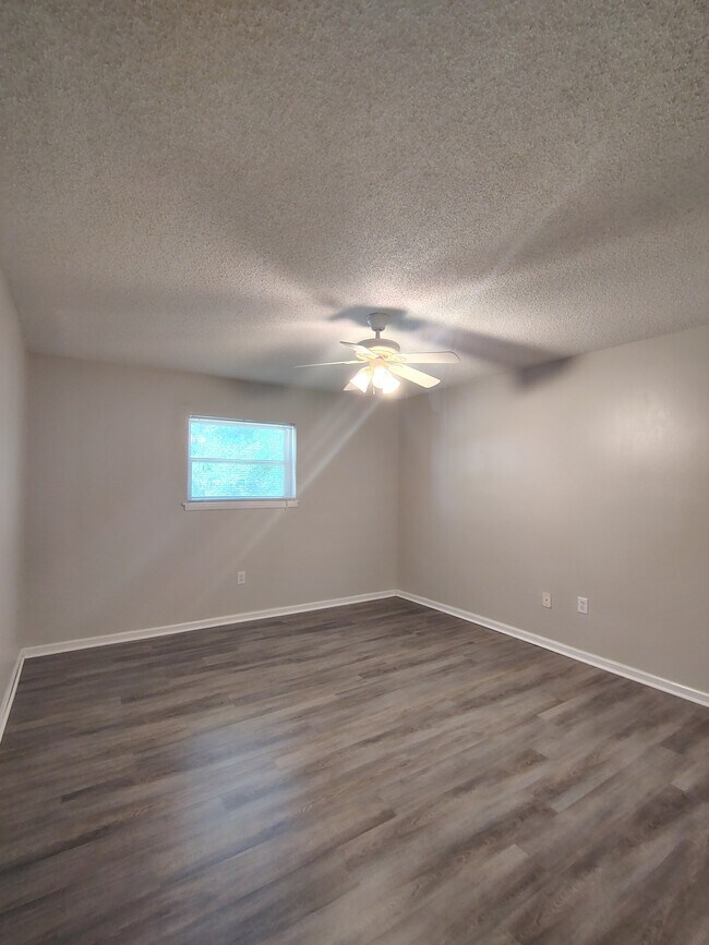 Building Photo - 1100 Skyland Dr