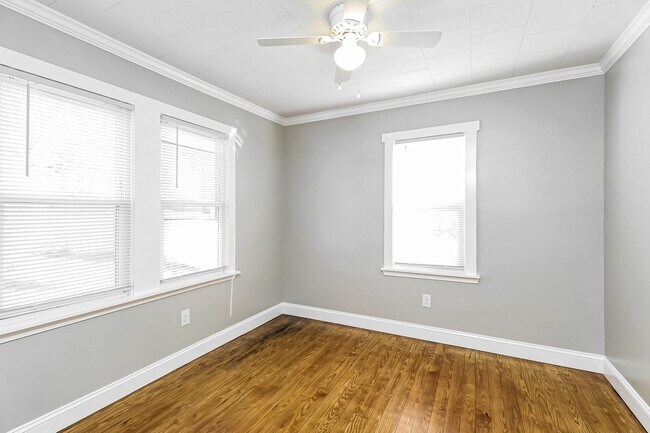 Building Photo - 2/1 House - Just Renovated Kitchen & Bath