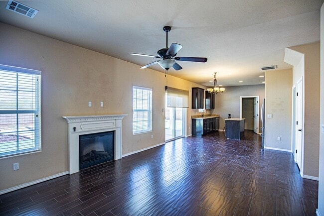 Building Photo - 4 Bedroom 3 bath Beautiful Home