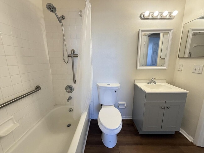 Building Photo - Beautifully remodeled 6 bedroom - 3 bath h...