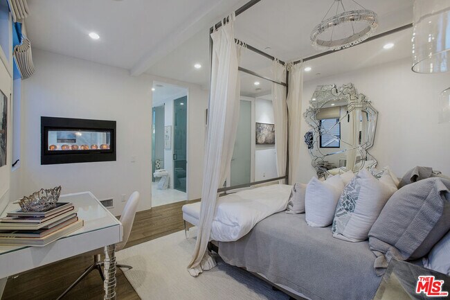 Building Photo - 2105 E Balboa Blvd