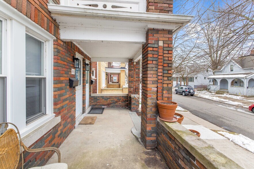 Building Photo - 966 Beaconsfield Ave