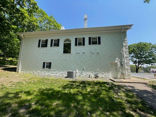 Building Photo - Private location overlooking Smiths Bay *2Bed*3bath