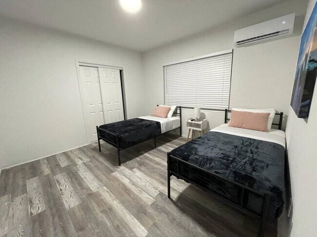 Building Photo - 1111 SW 37th Ave