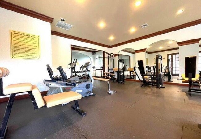 Building Photo - 500 Crestwood Ct S