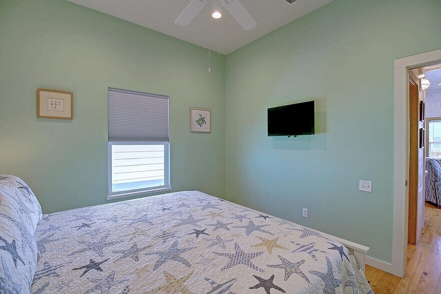 Building Photo - 1924 Eleventh Street-SI ID1023221P