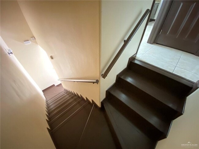 Building Photo - 31 W Daffodil Ave