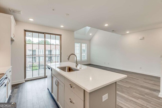 Building Photo - 513 Burton Dr