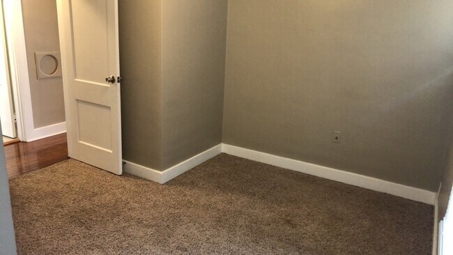 Building Photo - 211 Hadley Ave