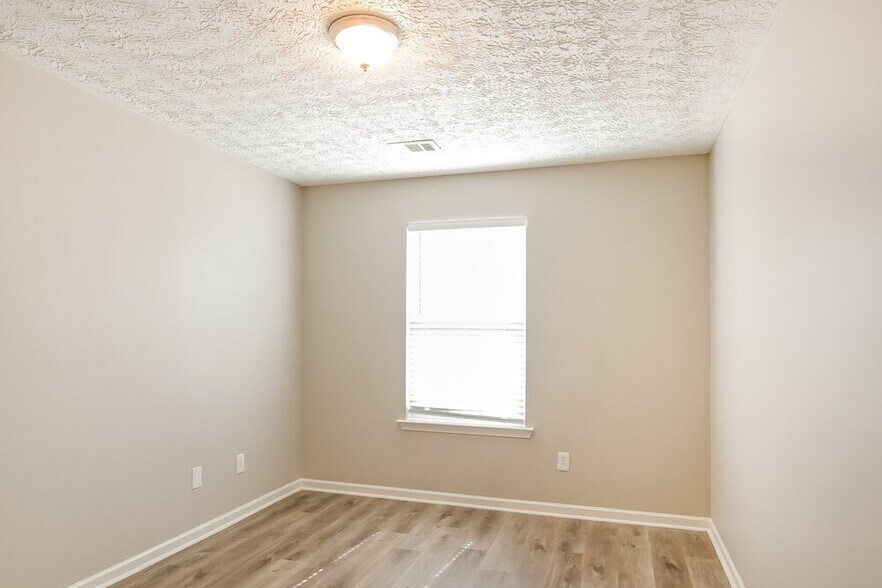 Building Photo - 207 Oak Grove Ln